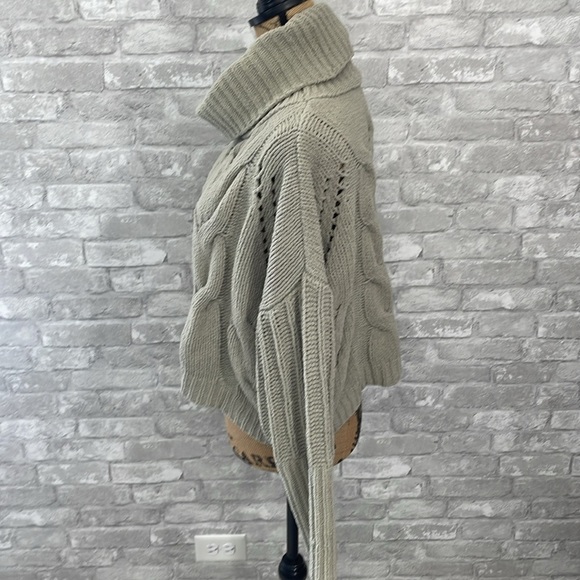 Moon & Madison Cable Knit Cropped Sweater - Picture 3 of 6